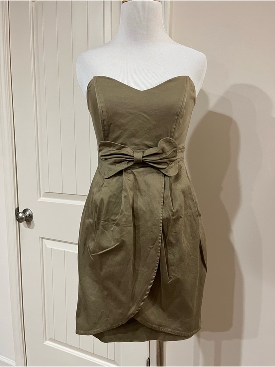 lola Dresses & Skirts - lola Olive Strapless Sweetheart Dress with Waist Bow